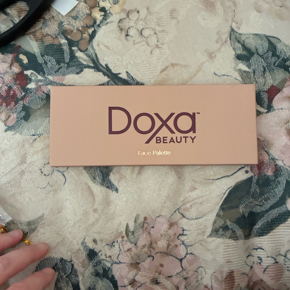 DOXA Beauty Face Palette - Cream and Tan Shades New in Box - Picture 3 of 3